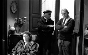 Alberto Sordi, Mario Monicelli en Shelley Winters op het podium van "Un borghese piccolo piccolo", geregisseerd door Mario Monicelli
