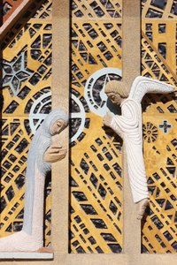 Aankondigingssculptuur in de Notre-Dame de Consolation kerk ontworpen door Raymond Vaillant, Hyeres, Frankrijk door Unbekannt