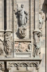 Architectuur: standbeeld van Sint Lucas (1811), en laag reliëf dat de verschijning van de engel aan de moeder van Samson voorstelt (1659). Detail van de gevel van de kathedraal (dom of duomo) van Milaan, Italië (detail) door Unbekannt