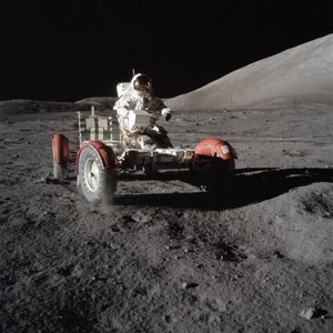 Astronaut Eugene Cernan bestuurt het Lunar Roving Vehicle tijdens de eerste EVA