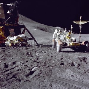 Astronaut James Irwin laadt het Lunar Roving Vehicle op de Hadley-Apennine landingsplaats