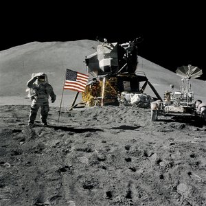 Astronaut Jim Irwin groet de Amerikaanse vlag tijdens de Apollo 15 missie