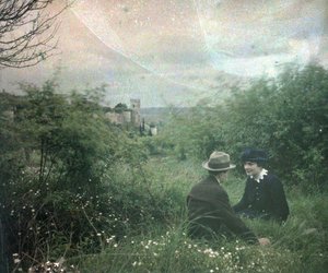 Autochrome anoniem - Touraine en zijn kastelen: Het paar van C bij het kasteel, Chinon, Frankrijk door Unbekannter Künstler
