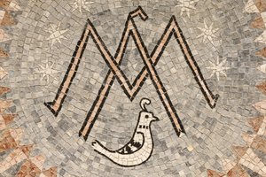 Basiliek van de Aankondiging, de letter M symbool van de Maagd Maria