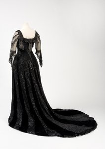 Zwarte avondjurk gedragen door koningin Alexandra, met kralen- en paillettenversiering en de handtekening van koningin Alexandra, gemaakt door Barolet van Knightsbridge, Londen 1908-1910 door Unbekannt