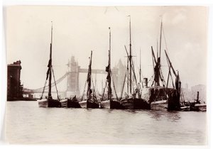 Boten aangemeerd bij Tower Bridge door Unbekannt