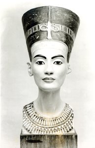 Buste van Koningin Nefertiti, vooraanzicht, kopie van buste in het Aegyptisches Museum, SMPK, Berlijn