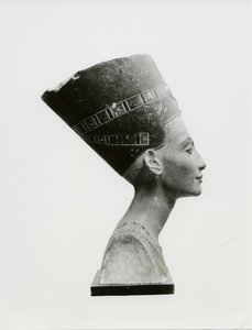 Buste van Koningin Nefertiti, zijaanzicht, kopie van buste in het Aegyptisches Museum, SMPK, Berlijn