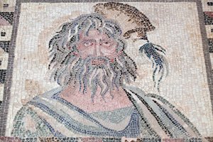 Buste van de Winter - Detail van het Vier Seizoenen paneel - Paphos mozaïeken, Huis van Dionysos - Eind van de 2e eeuw na Christus - Cyprus - Personificatie van de Winter - Detail van het mozaïek van de vier seizoenen - Mozaïeken van Paphos, Huis van Diony door Unbekannt