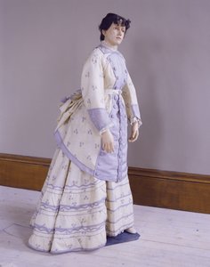 Bustle jurk van warp-geprinte alpaca, c.1872-4 door Unbekannt