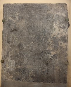 Kathedraalcollectie. Fragment van een stenen plaat. Bas-reliëf. Een kerkfunctionaris. Oorsprong kerk (Saint-Quentin van Doornik. Eind 13e eeuw. Detail.