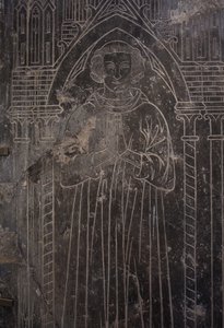 Kathedraalcollectie. Fragment van een stenen plaat. Bas-reliëf. Een kerkfunctionaris. Oorsprong kerk (Saint-Quentin van Doornik. Eind 13e eeuw. door Unbekannter Künstler