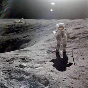 Charles M. Duke Jr., maanmodulepiloot van de Apollo 16-missie, verzamelt maanstalen aan de rand van Plum Crater, april 1972 door Unbekannt