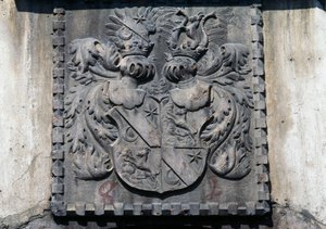 Wapenschild op houten deur van huis in Lavis, Trento, Trentino-Zuid-Tirol, Italië door Benjamin Baud