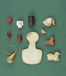 Collectie van Oost-Mediterrane objecten inclusief een Soemerische gieramulet, een Akkadisch serpentijnzegel en een Mesopotamische carneoolkikker, variërend van 3300-2000 v.Chr.