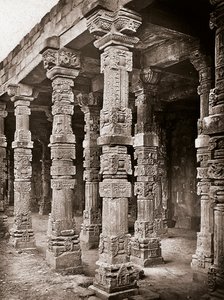 Colonnade van de Moskee van Quwwat-ul-Islam in het Qutb Minar complex, Delhi