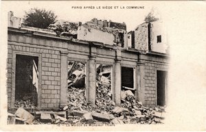 Commune van Parijs (1871): het herenhuis van Adolphe Thiers werd verwoest na de confiscatie van zijn eigendom in mei 1871 door Unbekannt