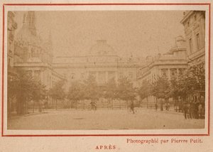 Commune van Parijs (1871): uitzicht op het Paleis van Justitie in Parijs na de brand in mei 1871. Fotografie van Pierre Pepetit