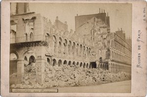 Commune van Parijs: uitzicht op de ruïnes van het Ministerie van Financiën in Parijs in mei 1871. Fotografie J.R. Dim. 16,3X10,8 cm