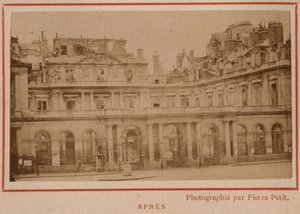 Commune van Parijs (1871): zicht op het Palais-Royal (Palais Royal) in Parijs na de brand van mei 1871. Fotografie van Pierre Pepetit door Unbekannt