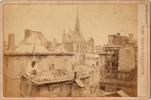 Commune van Parijs: uitzicht op de ruïnes van het Palais de Justice en de Sainte Chapelle in Parijs in mei 1871. Fotografie Pignolet broers. Dim. 16,3X10,8 cm door Unbekannter Künstler
