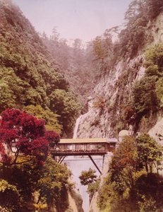 Overdekte brug in een steile kloof, met watervallen op de achtergrond, Japan, c.1890-1910