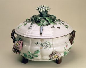 Gedekte terrine, versierd met aangebrachte ornamenten van bloemen en groenten, door Johan Ludwig Eberhard Ehrenreich, Marieberg, eind 18e eeuw