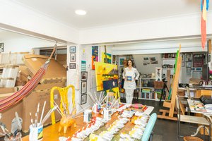 Cristina Rodriguez in haar studio, 2022 door Bartolome Esteban and studio Murillo