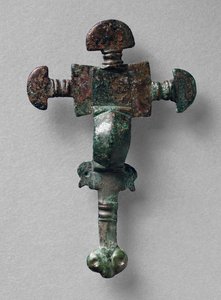 Kruisvormige broche, uit Haslingfield, Cambridgeshire, Angelsaksisch