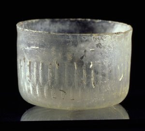 Beker met wielgesneden decoratie, uit Syrië of Egypte, Islamitische Periode, ca. 900 AD door Unbekannt