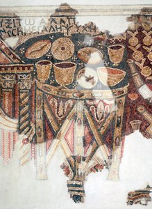 Detail van een mozaïekvloer met de offertafel met bekers, schalen en broden uit de Samaritaanse synagoge in El-Khirbe, Westelijke Jordaanoever, 4e eeuw na Chr.