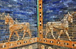 Detail van de reconstructie van de Ishtarpoort uit de jaren 1930, voltooid met originele bakstenen uit ca. 575 v.Chr., Pergamonmuseum, Berlijn, Duitsland (foto) door Unbekannter Künstler