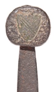 Detail, laatmiddeleeuws zwaard met vroegere Vikingblad en wapenschilden van de De Bohun familie
