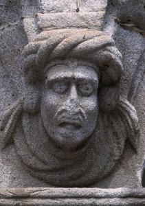 Detail van een fries op een historisch gebouw op het Republieksplein (Praça da República) in Viana Do Castelo, Portugal door Benjamin Baud