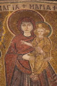 Detail van het Mozaïek uit de 6e eeuw in de kerk van Panagia Angeloktistos in Kiti, die de Maagd Maria en Jezus tussen de twee aartsengelen Michel en Gabriel voorstelt Regio Larnaca, Cyprus