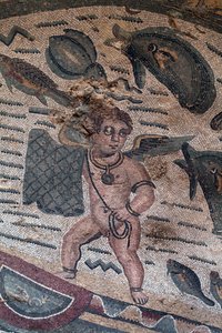 Detail van het mozaïek van de vissende Putti. Netvisserij. 3e - 4e eeuw. Romeinse Villa van de Casale, Sicilië. UNESCO-site. door William M. Timlin