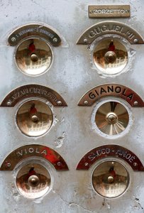 Deurbelknop paneel, Venetië, Italië door Unbekannt