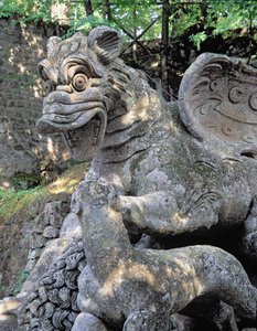 Draak die een leeuw aanvalt (detail), sculptuur uit de Parco dei Mostri (Monster Park) tuinen aangelegd tussen 1550-63 door de Hertog van Orsini, naar ontwerpen van Giacomo Barozzi da Vignola (1507-73)