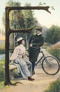 F : Een man in fietskleding leunt op zijn fiets en praat met een vrouw die op een bank zit. Landelijke omgeving - Alphabet personages Ref Th. E., L. Theochrom - Serie 994. Theodor Eisman, uitgever, Leipzig