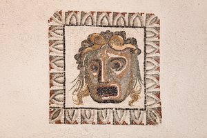 Vloermozaïek uit de 1e eeuw v.Chr. met een Dionysus-masker, uit een Romeinse villa nabij via Ruffinella in Rome, nationaal museum van Rome (museo nazionale romano), Rome, Italië