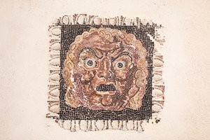 Vloermozaïek uit de 1e eeuw v.Chr. met een Dionysus-masker, uit een Romeinse villa nabij via Ruffinella in Rome, nationaal museum van Rome (museo nazionale romano), Rome, Italië door Unbekannter Künstler