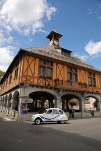 Frankrijk, Arreau, Citroën 2CV op weg naast middeleeuwse overdekte markt (foto)