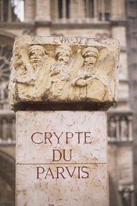 Frankrijk, Parijs, inscriptie in de Crypte du Parvis in de archeologische crypte, op Île de la Cité, steen met inscriptie en gravures