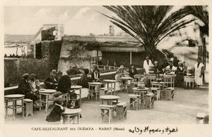 Fransen en Marokkanen bij het Oudaya Café, Rabat door Unbekannter Künstler