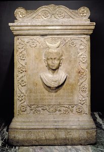 Grafsteen van een tienjarig meisje genaamd Julia Victorina, Romeins (marmer) door Unbekannt