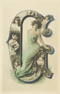 G: fotoportret van een vrouw zittend met een lange lichtblauwe draperie