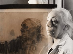 Duitse schilder, graficus en beeldhouwer Kaethe Kollwitz, Duitsland rond 1940 (zwart-wit foto)