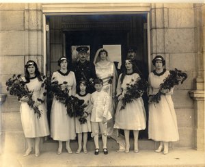 Groepshuwelijksfoto van Lady Maud Cavendish en Kapitein Macintosh