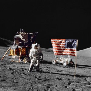 Harrison H Schmitt op het maanoppervlak tijdens Apollo 17 landingsmissie door Unbekannt
