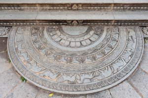 Historisch stenen reliëf; decoratieve steen versierd met dieren aan de voet van een trap; maansteen bij Jaya Sri Maha Bodhi; Anuradhapura; Sri Lanka; Azië